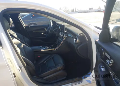 2017 Mercedes-Benz C 300 z USA, uszkodzony, nr VIN 55SWF4JB1HU179161